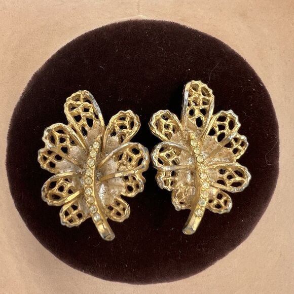 VINTAGE BSK - BRUSHED GOLDTONE CUT-OUT CURVED LEAF EARRINGS - CLIP-ON Rhinestone - Picture 1 of 6